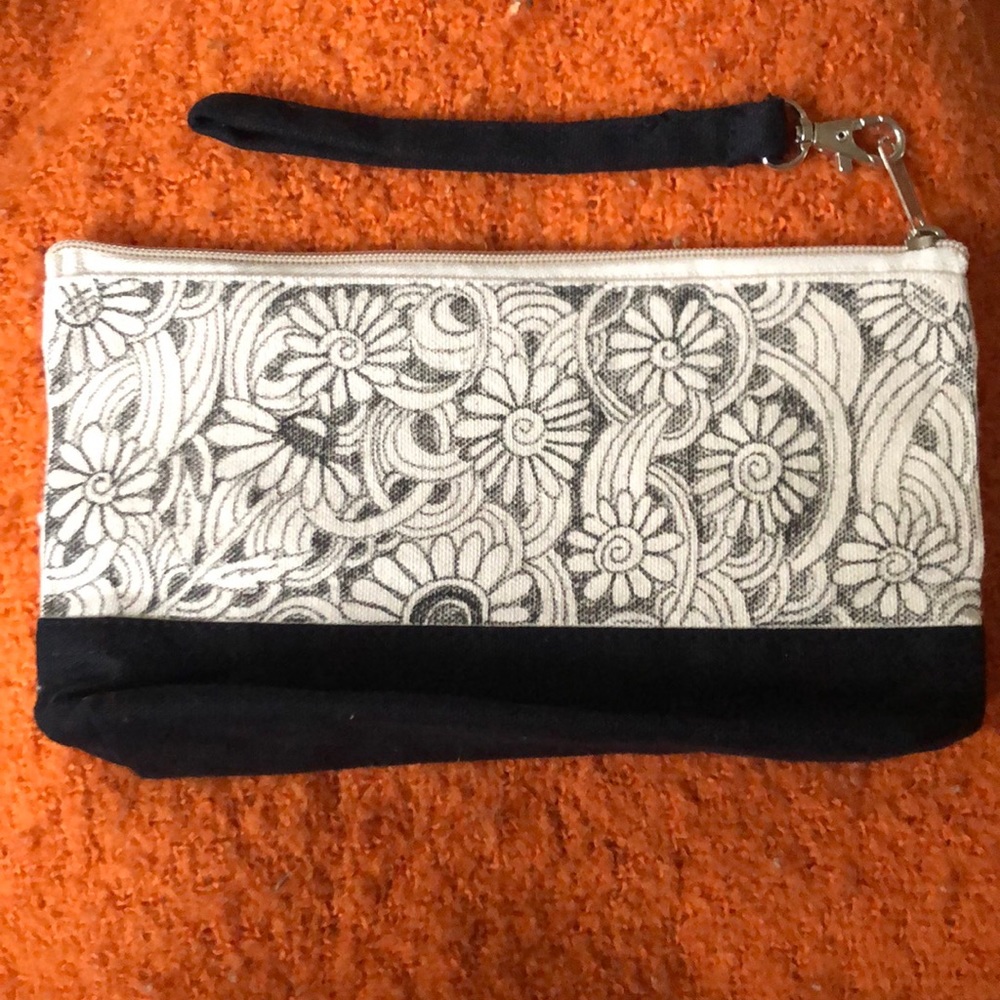 Hand doodled wristlet 🌀 - Picture 2 of 5